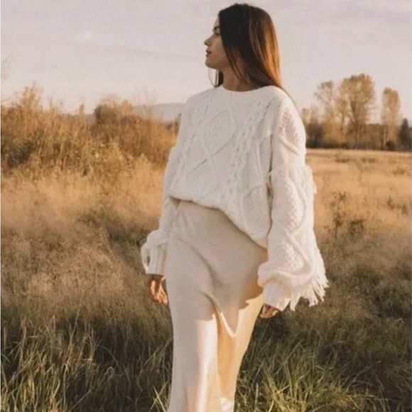 Chic Line & Dot White Cable Knit Sweater with Fringe - Picture 2 of 14